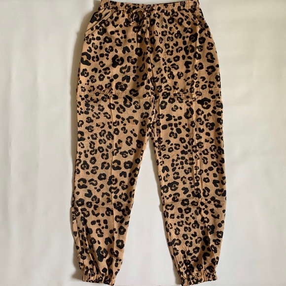 🌺Leopard Faux Satin Pants - Picture 2 of 7